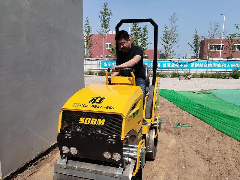 座駕振動壓路機(jī)在惡劣環(huán)境下如何工作？