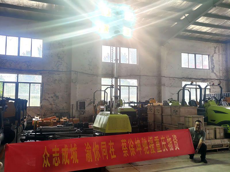 蔡徐坤為重慶捐贈奔馬照明車等救災物資，傳遞偶像正能量
