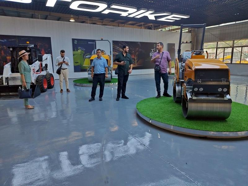 國外客戶來我廠參觀考察小型壓路機，并達成合作意向