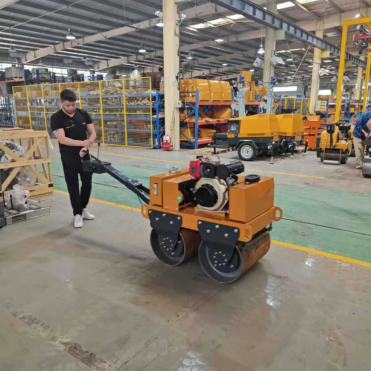 國(guó)外客戶(hù)來(lái)我廠(chǎng)參觀(guān)考察小型壓路機(jī)、移動(dòng)照明車(chē)等產(chǎn)品